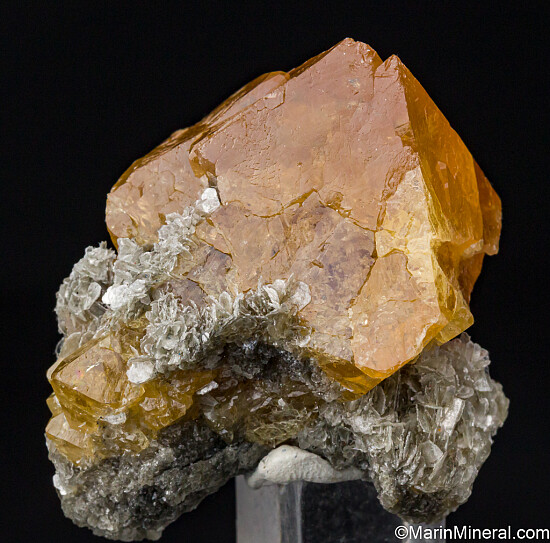 Scheelite with Muscovite