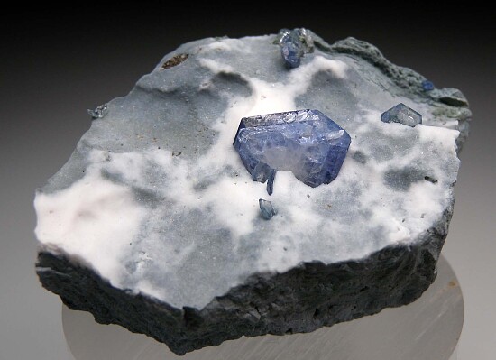 Benitoite, Joaquinite