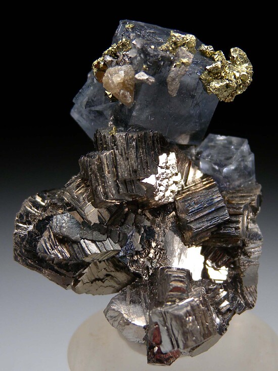Bismuthinite in Fluorite on Arsenopyrite
