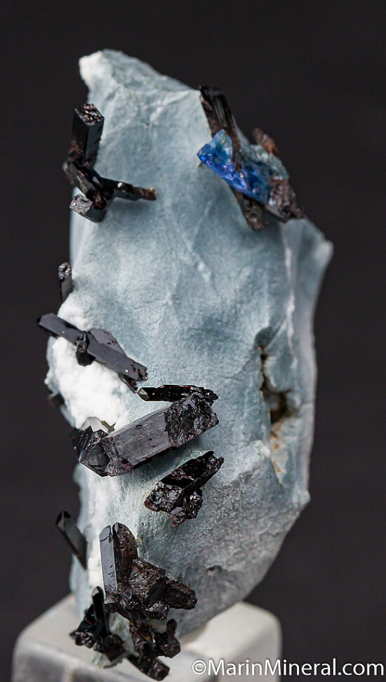 Benitoite, Neptunite