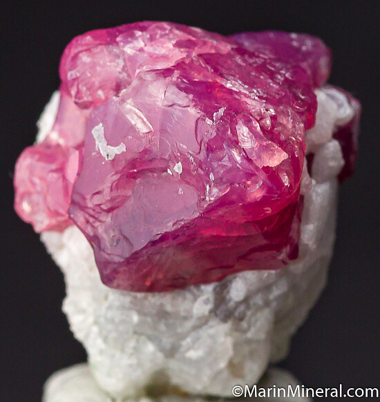 Spinel on Calcite