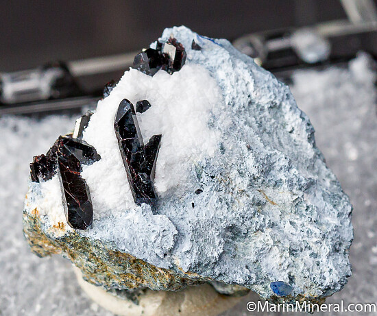 Benitoite, Neptunite