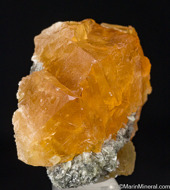 Scheelite on Muscovite