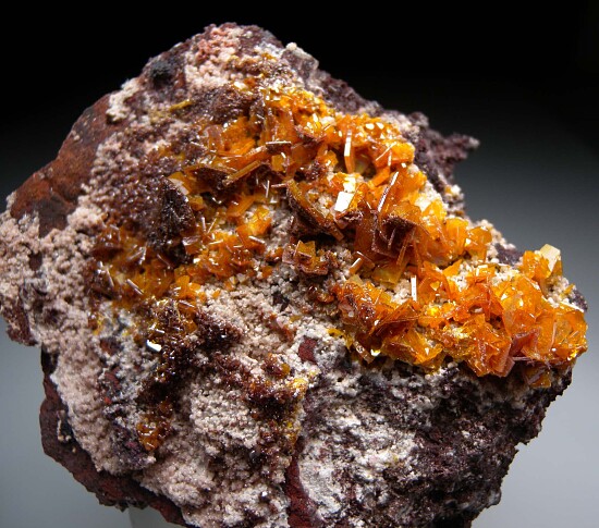Wulfenite, Descloizite