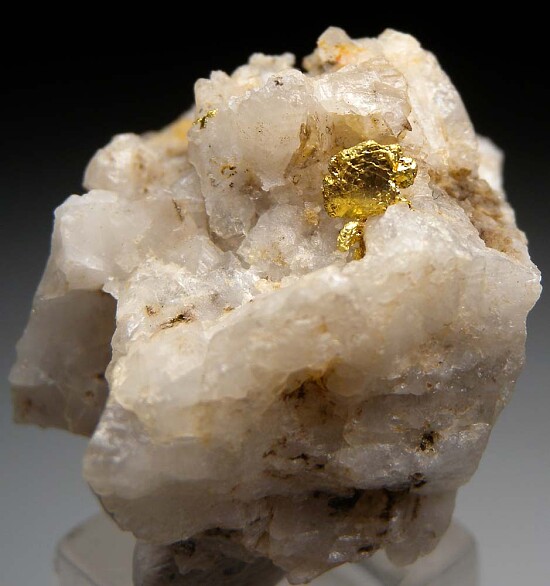 Gold crystal on Quartz