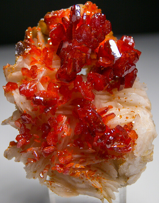 Vanadinite on Barite
