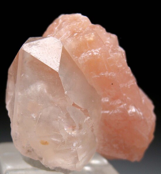 Olmiite on Calcite