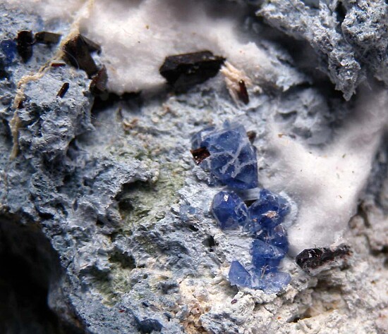 Benitoite, Neptunite