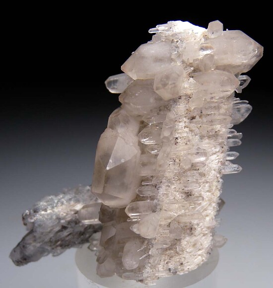 Gitter Quartz on Feldspar