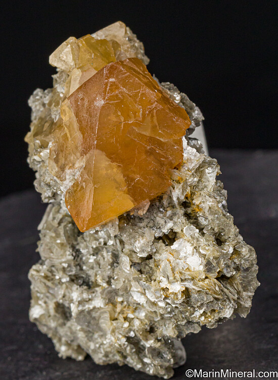 Scheelite on Muscovite