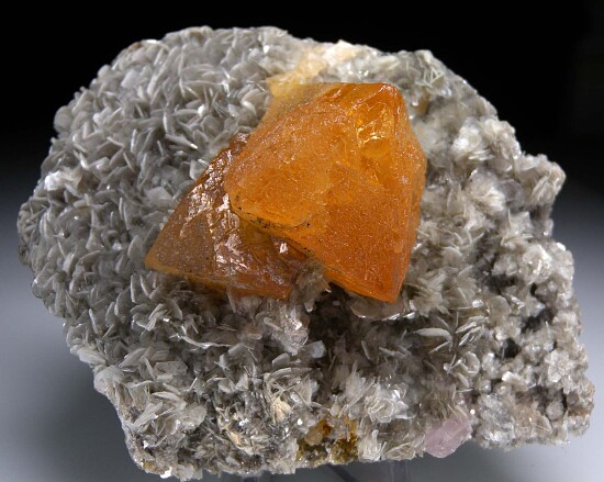 Scheelite on Muscovite